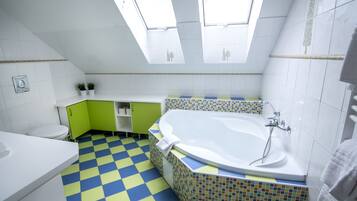 Signature-Apartment, 1 Schlafzimmer | Badezimmer | Badewanne, Whirlpool, kostenlose Toilettenartikel, Haartrockner