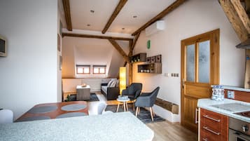 Signature Apartment, 1 Bedroom | 2 bedrooms, desk, soundproofing, free cots/infant beds
