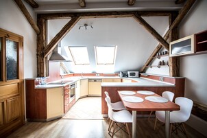 Apartamento com design assinado, 1 quarto | Cozinha privada | Geladeira, micro-ondas, cafeteira/chaleira, chaleira elétrica