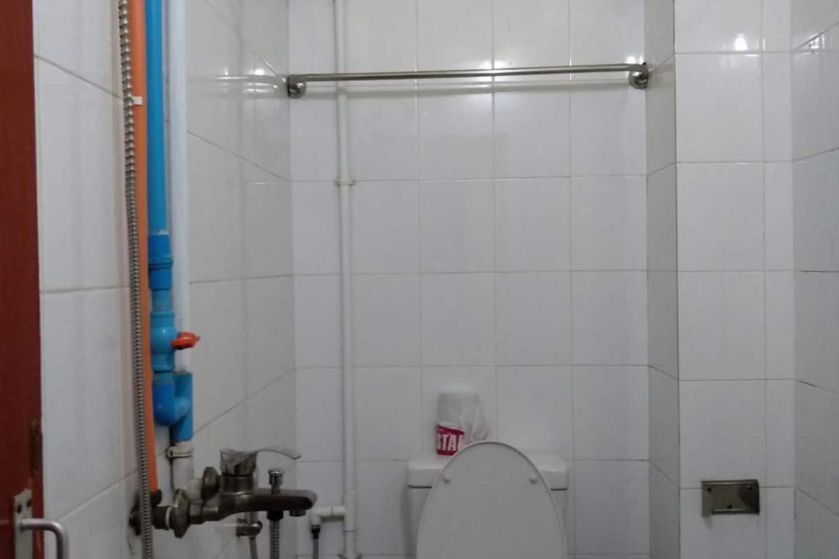 shower, free toiletries, slippers, towels