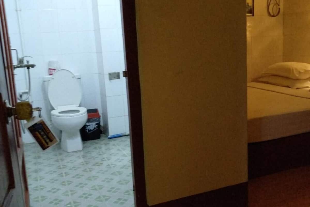 shower, free toiletries, slippers, towels