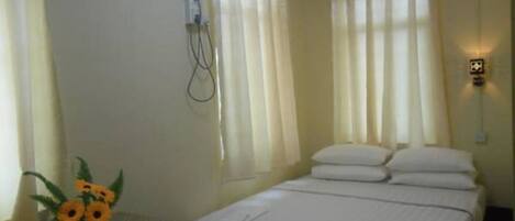 标准双人房 | 客房内保险箱、办公桌、隔音、免费 WiFi