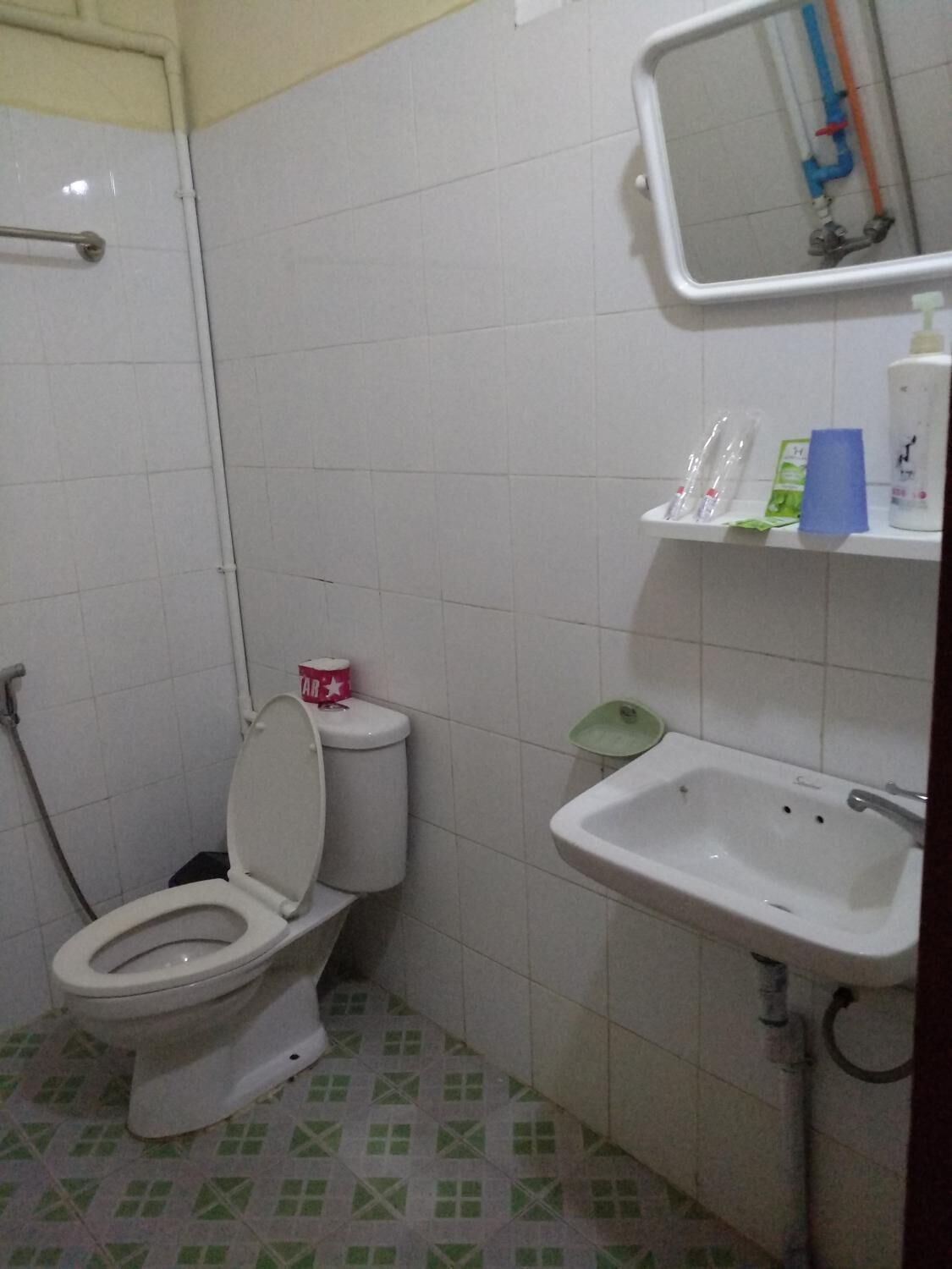 shower, free toiletries, slippers, towels