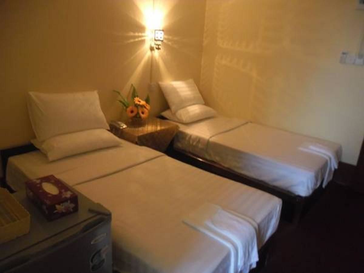 standard twin room | in-room safe, desk, soundproofing, free wifi