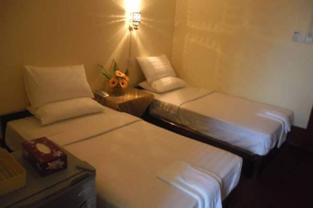 standard twin room | in-room safe, desk, soundproofing, free wifi