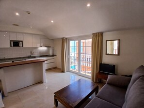 Coffee/tea maker, electric kettle, griddle