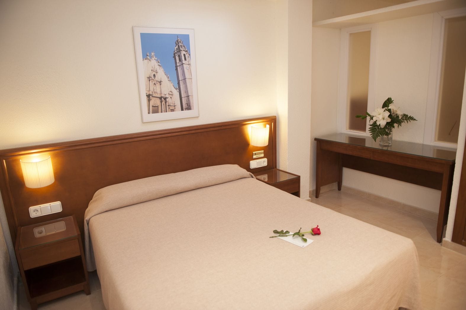 1 slaapkamer, een kluis op de kamer, een bureau