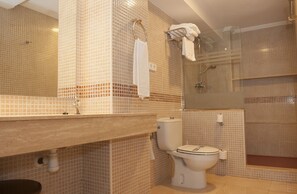 Shower, free toiletries, hair dryer, towels - Lloyds Beach Club Aparthotel (Torrevieja)