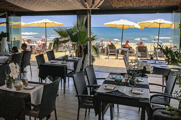 Se sirven almuerzos, cenas y cocina italiana