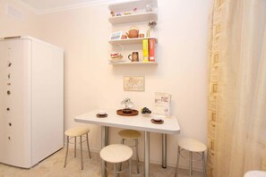 Habitación triple familiar, baño compartido | Servicio a la habitación