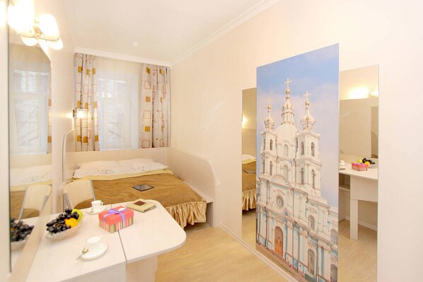 1 slaapkamer, een kluis op de kamer, een bureau, geluiddichte muren