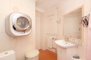 Economy Double or Twin Room, Shared Bathroom | Bathroom | Shower, free toiletries, hair dryer, slippers - Guest House on Kazanskaya (St. Petersburg)