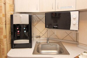 Habitación económica con 1 cama matrimonial o 2 individuales, baño compartido | Cocineta privada | Refrigerador, microondas, parrilla de estufa y utensilios de cocina