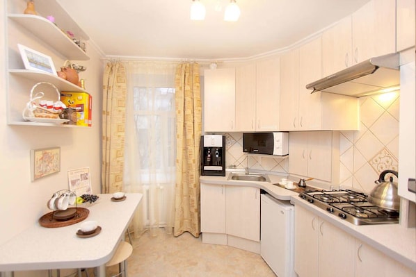 Habitación triple familiar, baño compartido | Cocina privada | Refrigerador, microondas, parrilla de estufa y utensilios de cocina