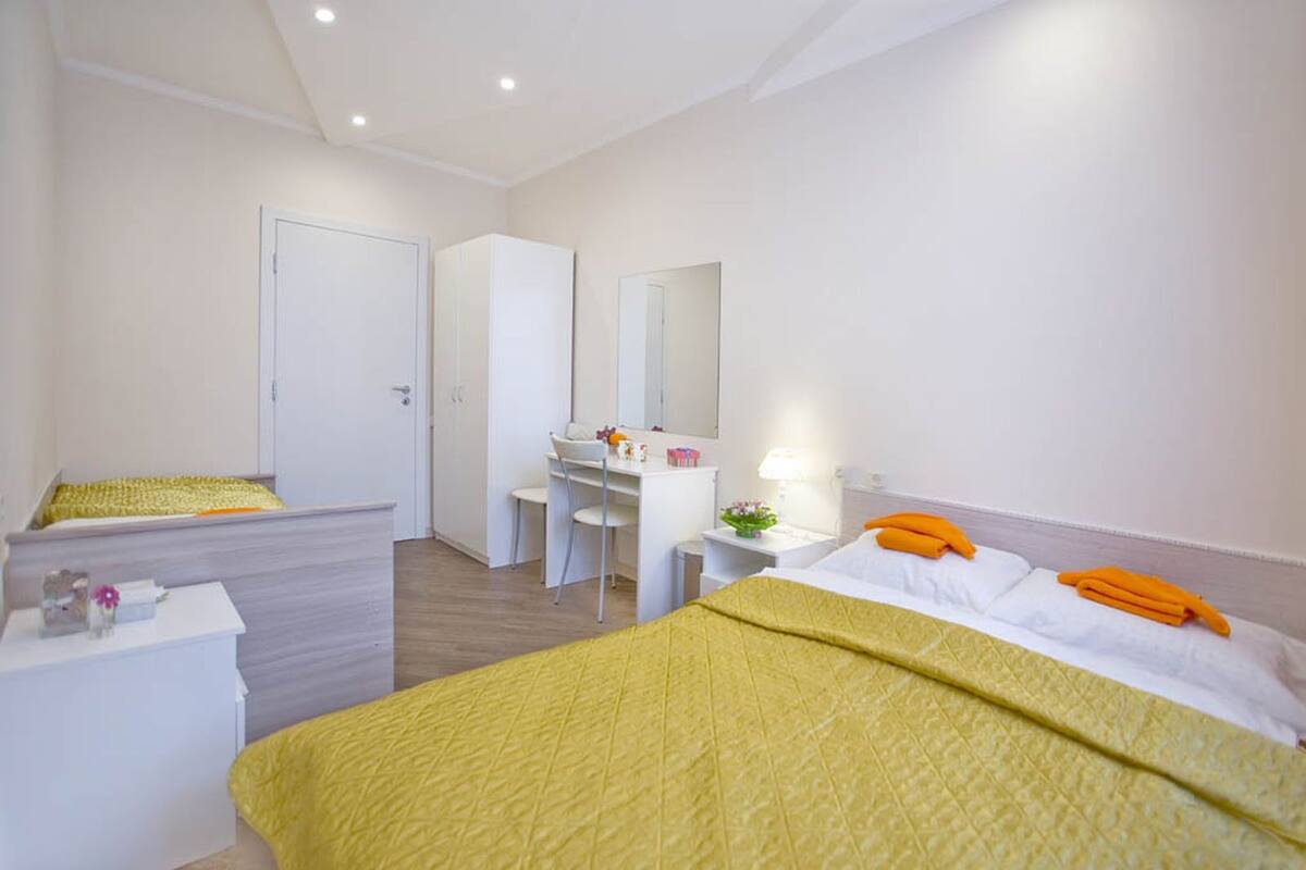 Habitación triple familiar, baño compartido | 1 habitación, caja de seguridad en la habitación y escritorio
