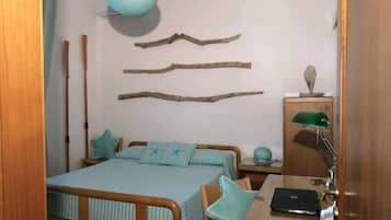 Classic-dobbeltværelse - eget badeværelse | Skrivebord, arbejdsområde til bærbare computere, gratis Wi-Fi, sengetøj