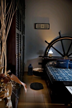 Driepersoonskamer, privébadkamer | Een bureau, een laptopwerkplek, gratis wifi, beddengoed