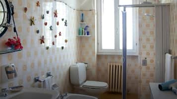 Chambre Classique Double ou avec lits jumeaux, salle de bains privée | Salle de bain