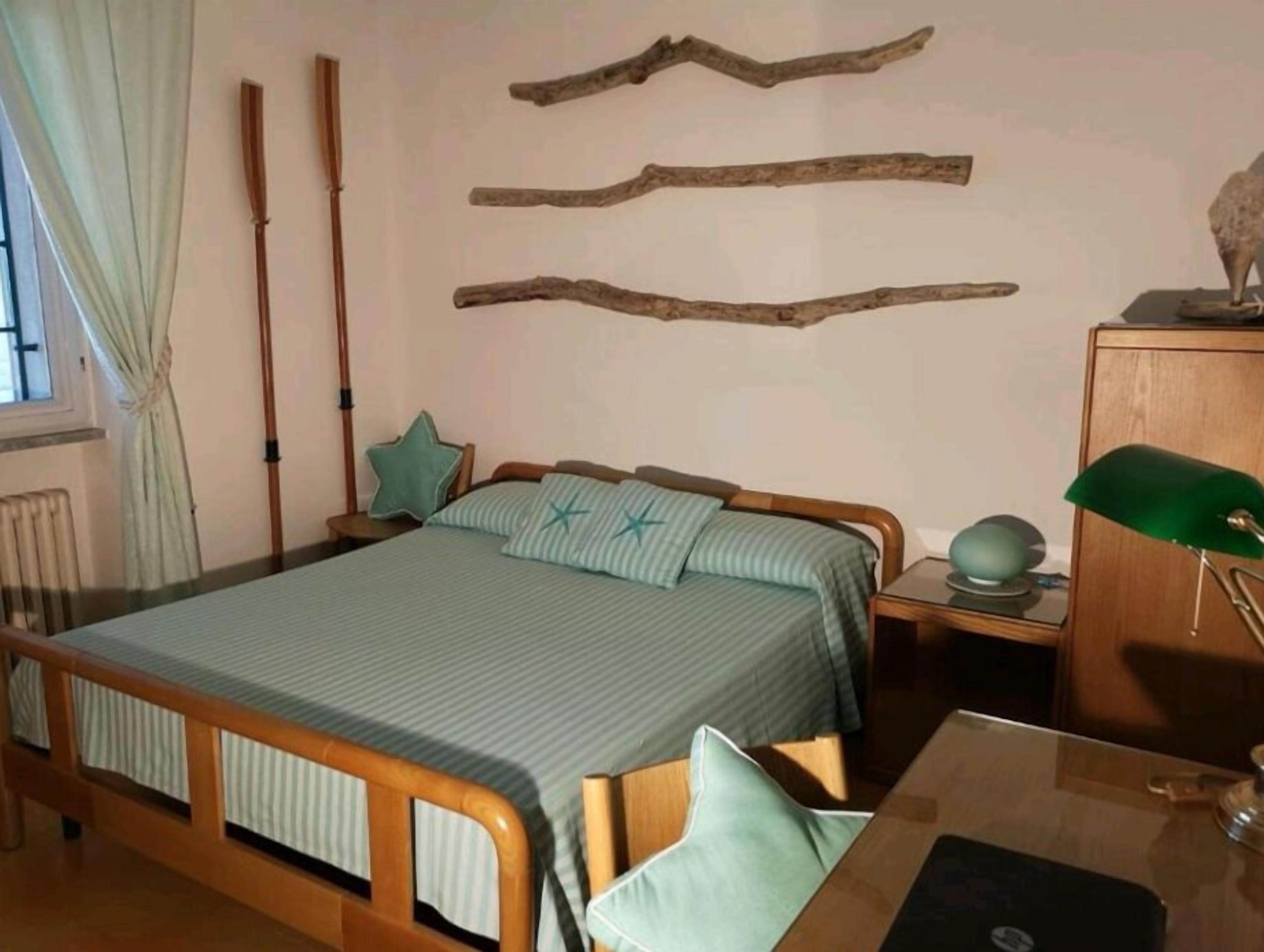 Klassieke tweepersoonskamer, en-suite badkamer | Een bureau, een laptopwerkplek, gratis wifi, beddengoed