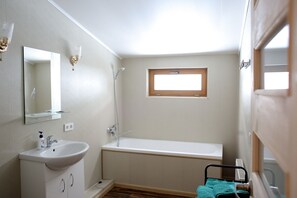 Comfort Villa, 4 Bedrooms, Terrace, Garden Area | Bathroom | Deep-soaking bathtub, free toiletries, hair dryer, towels