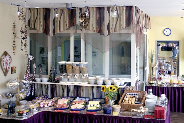 Daily buffet breakfast (EUR 7.50 per person) - Bavaria Safari Hotel (Dachau)