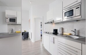 Kühlschrank, Mikrowelle, Herdplatte, Geschirrspüler