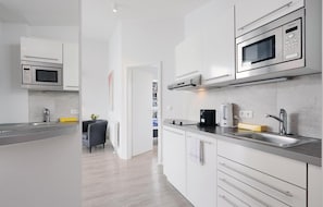 Kühlschrank, Mikrowelle, Herdplatte, Geschirrspüler