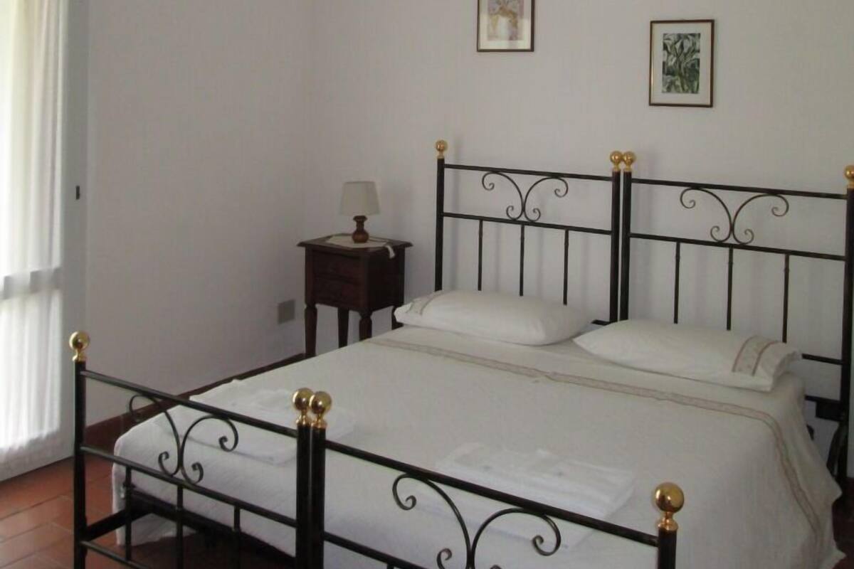 Cots/infant beds, free WiFi