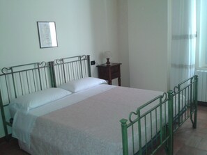 Cots/infant beds, free WiFi
