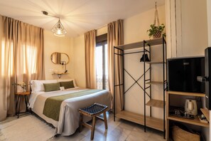 Standard Double Room, Ground Floor | Minibar, free WiFi, bed sheets - Rooms VITA & BAR (Granada)