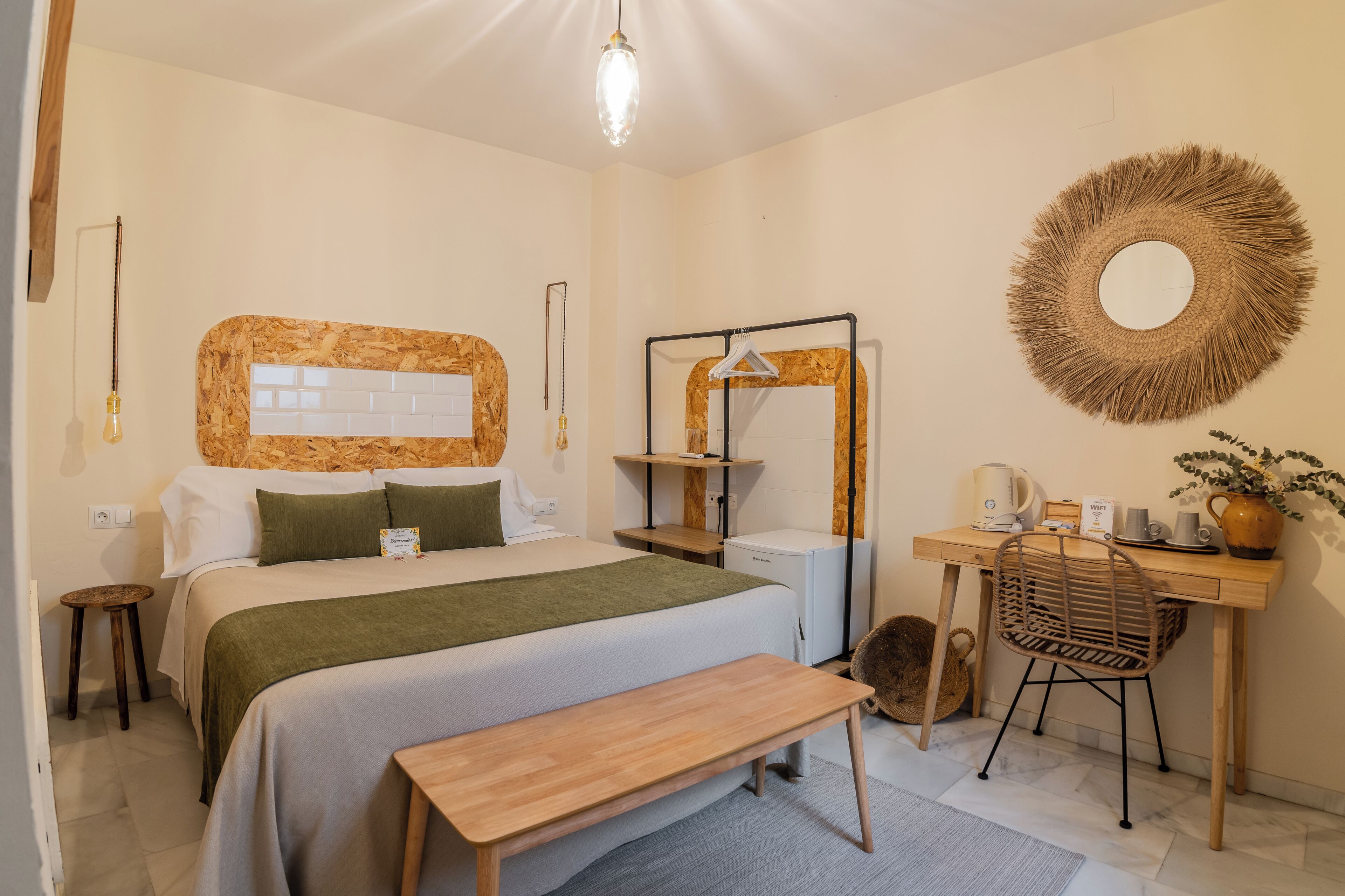 Habitación estándar doble, 1 cama doble, vistas al patio, en una planta alta | Minibar, wifi gratis, ropa de cama