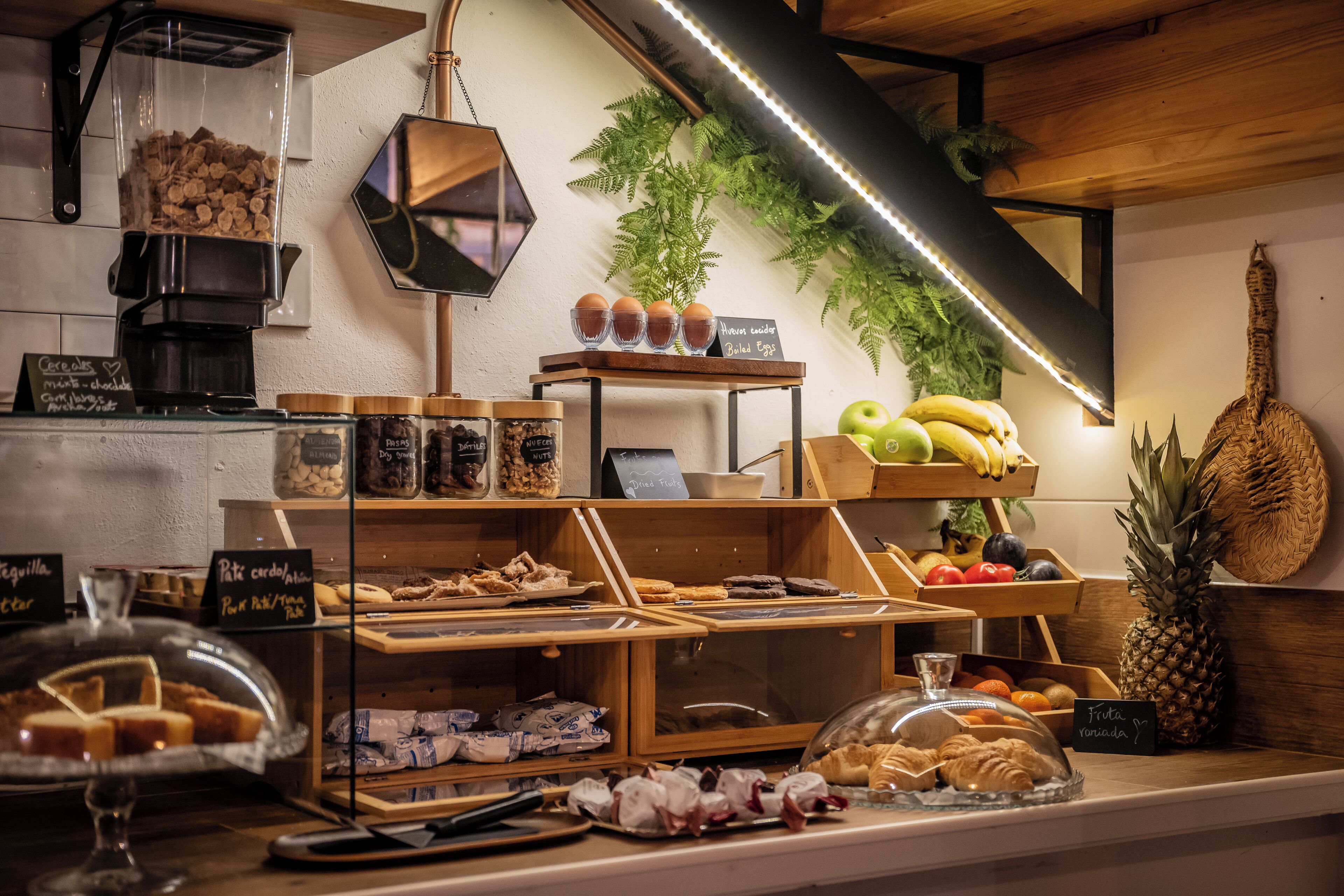 Tägliches kontinentales Frühstück (12 EUR pro Person)