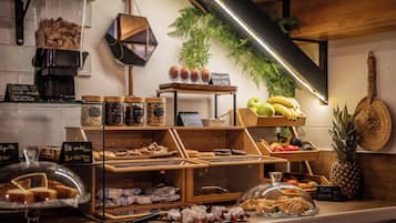 Tägliches kontinentales Frühstück (12 EUR pro Person)