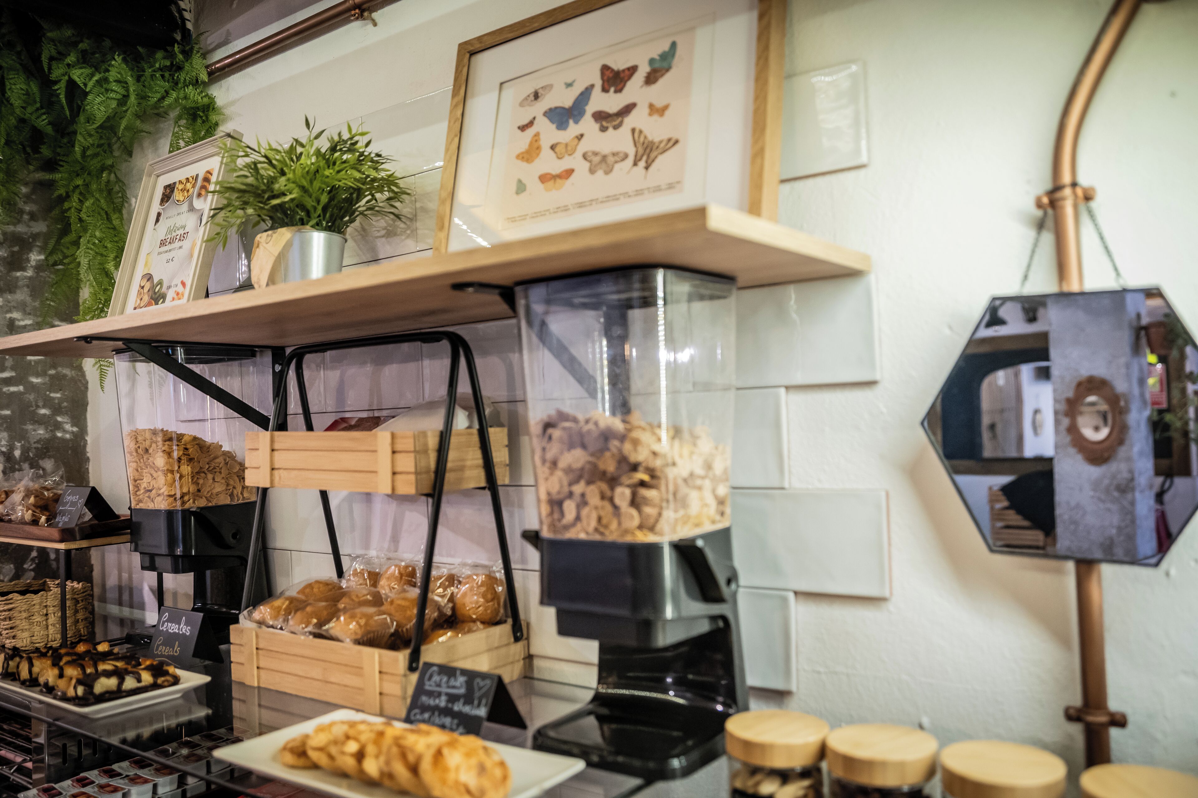 Mostrador de panadería con diversos productos horneados y una máquina de café.