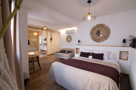 Deluxe Double Room | Minibar, free WiFi, bed sheets