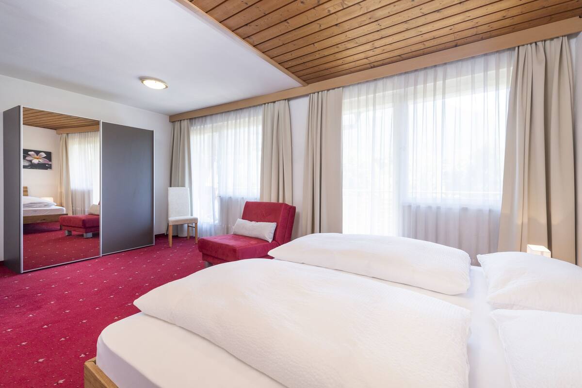 Premium bedding, in-room safe, blackout curtains, free cots/infant beds