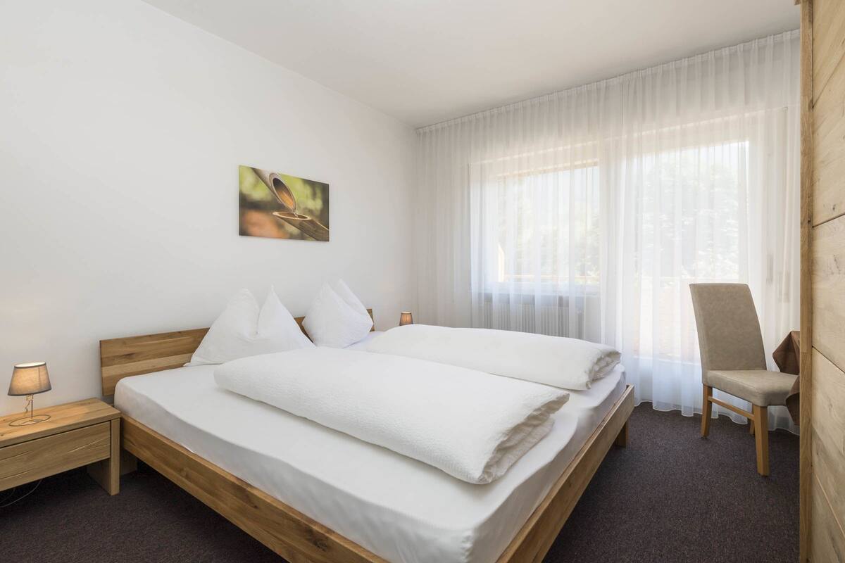 Premium bedding, in-room safe, blackout curtains, free cots/infant beds