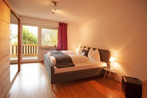 Premium bedding, in-room safe, blackout curtains, free cots/infant beds