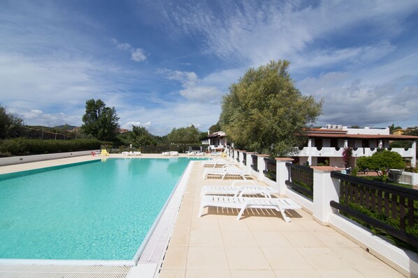 Außenpool (je nach Saison geöffnet), Liegestühle