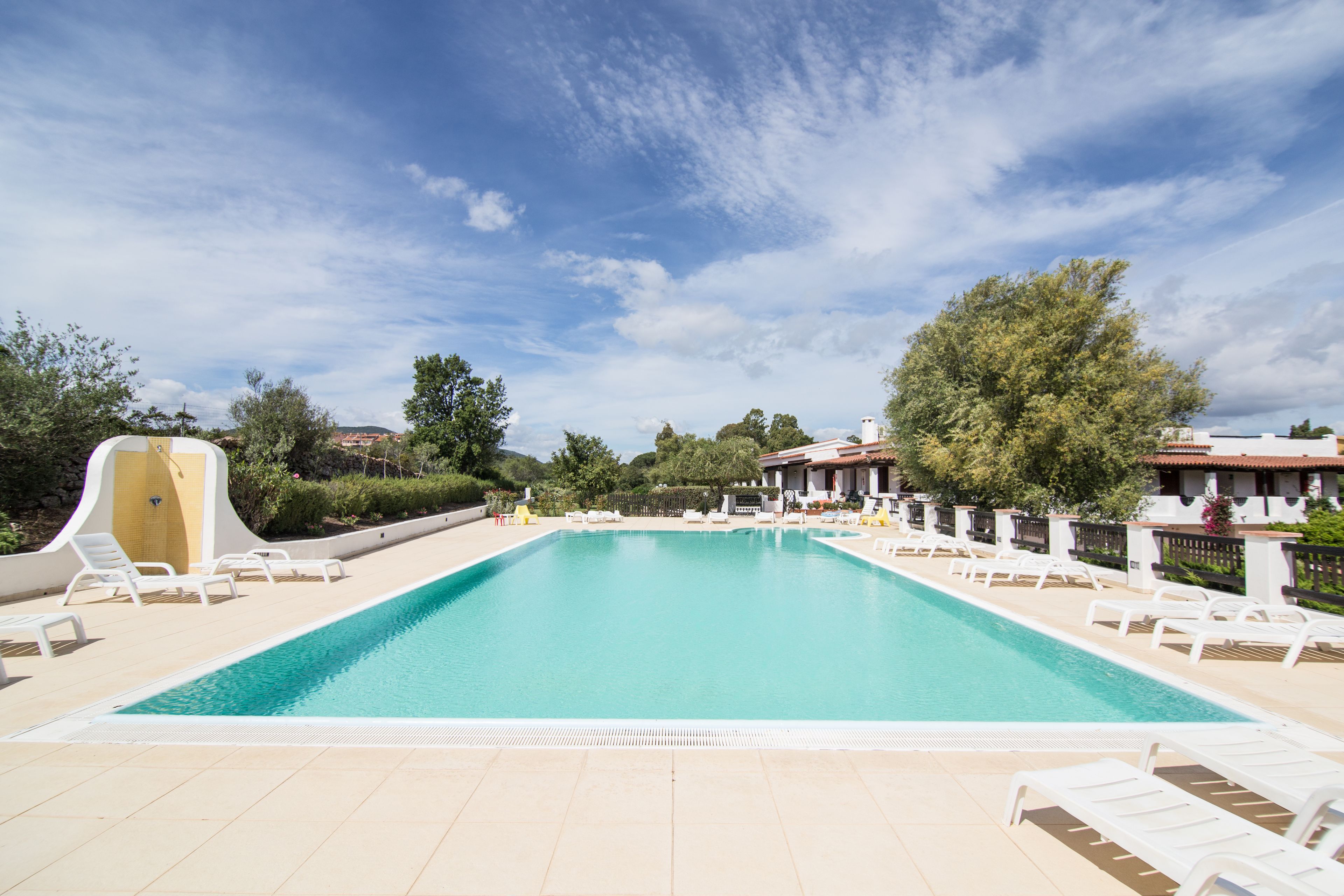 Kauden mukainen ulkouima-allas, aurinkotuoleja