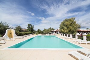 Außenpool (je nach Saison geöffnet), Liegestühle