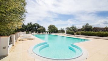 Piscine extérieure (ouverte en saison), chaises longues