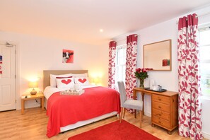 Decoración personalizada, muebles diferentes y escritorio 