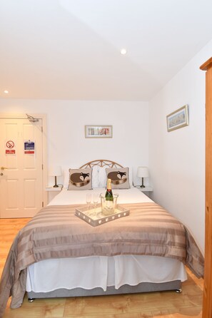 Comfort Double Room, Private Bathroom | Individually decorated, individually furnished, desk, soundproofing - The Rocks Bed & Breakfast (Crumlin)