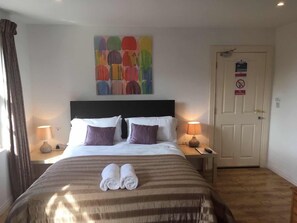 Deluxe Double or Twin Room, 1 Bedroom, Garden View | Individually decorated, individually furnished, desk, soundproofing