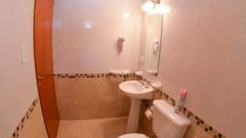 Apartemen Keluarga, 1 kamar tidur, dapur kecil | Kamar mandi | Shower, perlengkapan mandi gratis, pengering rambut, dan kloset
