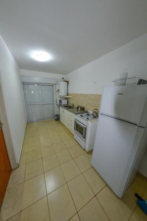 Lemari es, microwave, oven, dan kompor