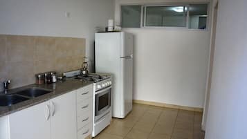 Apartemen Keluarga, 1 kamar tidur, dapur kecil | Dapur pribadi | Lemari es, microwave, oven, dan kompor