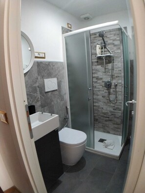 Standard Room | Bathroom | Shower, rainfall showerhead, free toiletries, hair dryer - Gaudium Colosseo (Rome)