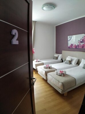 Kolmen hengen comfort-huone | Untuvapeitot, tallelokero huoneessa, pimennysverhot, äänieristys